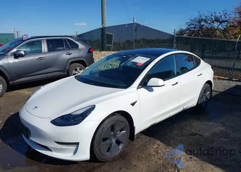 2021 Tesla Model 3 Standard Range Plus Rear-Wheel Drive z USA, uszkodzony, nr VIN 5YJ3E1EA2MF046412